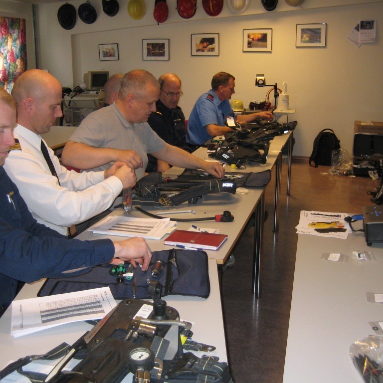 Allir á fullu að skrufa og pæla