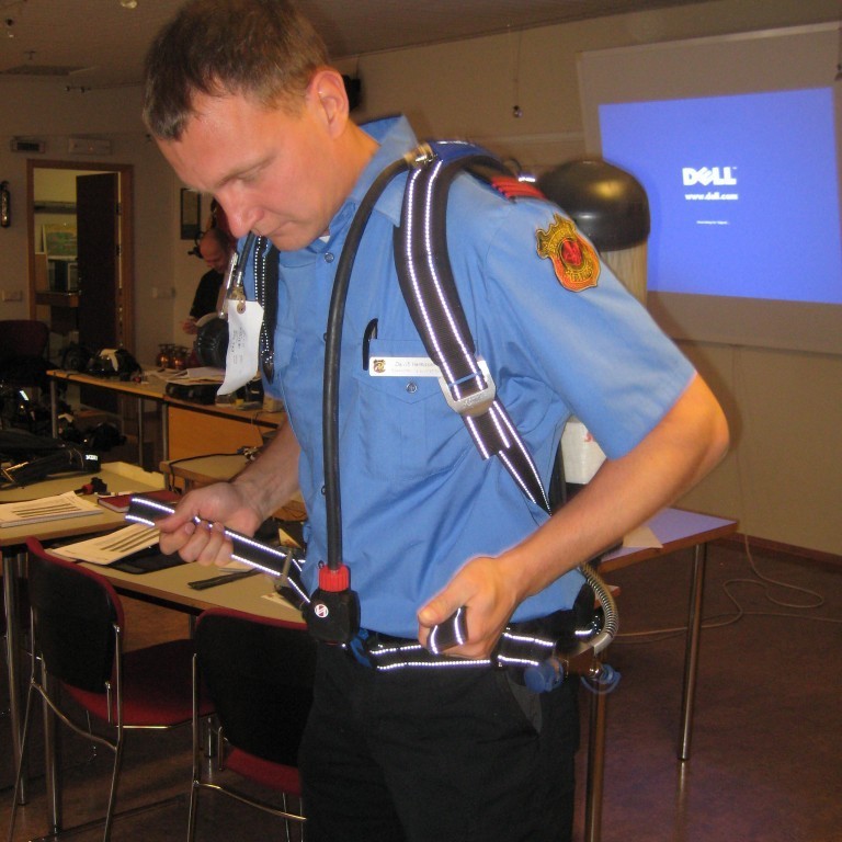 Davíð að máta nýja tækið