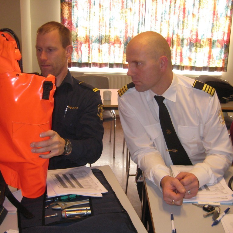 Sigurður og Þorbjörn að spá hvað þetta er einfalt