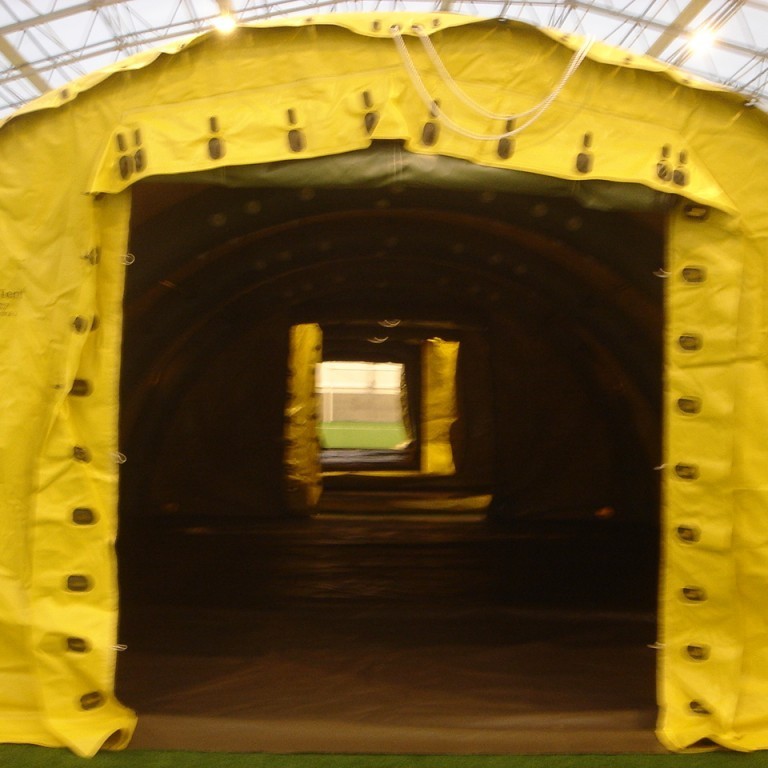 Séð eftir endurlöngum tjöldunum