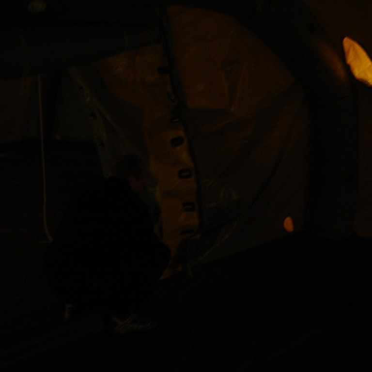 Í myrkrinu verið að tengja