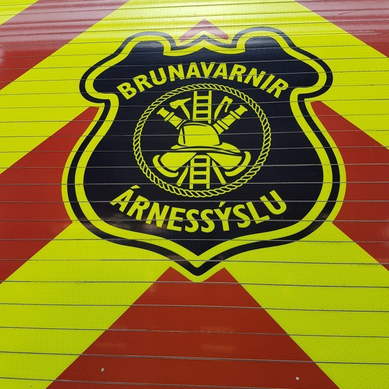 Merki slökkviliðsins á afturhurð