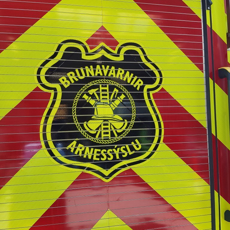 Merki slökkviliðsins á afturhurð