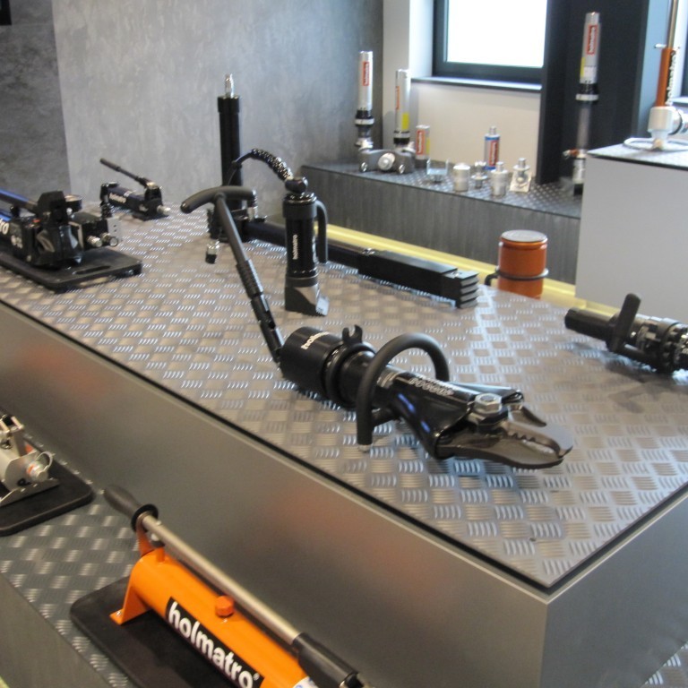 Margs konar búnaður, klippur, glennur, hurðaopnarar ofl.