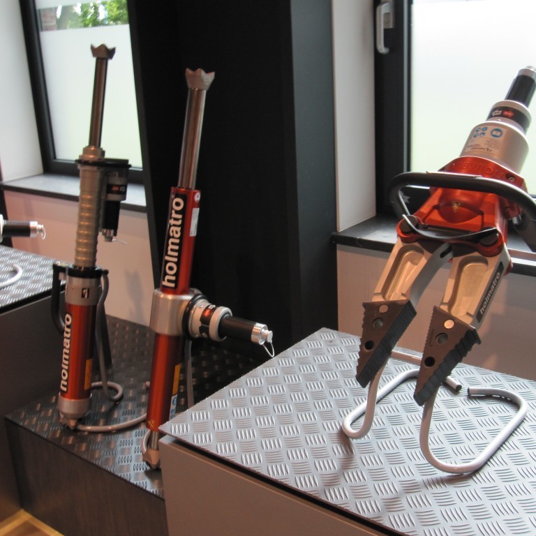 Holmatro glenna og tjakkar. Tjakkurinn fjær er fljótstillanlegur með þrepum