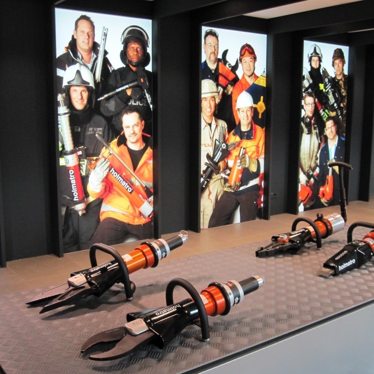 Holmatro klippur af tveimur gerðum fremst en aftar er handrifinn búnaður