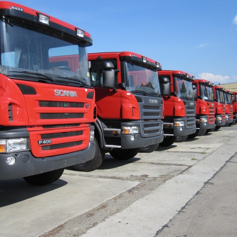 Scaníur í röðum fyrir utan verksmiðjuna