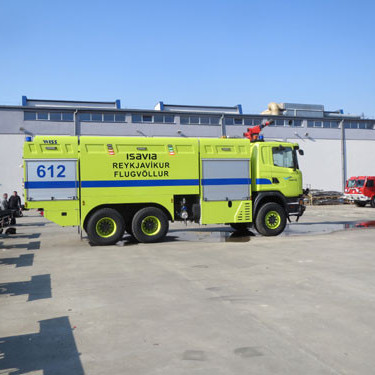 Reykjavíkurflugvallarbifreiðin á æfingarsvæði við verksmiðjuna