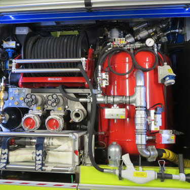 Fremri hægri hliðarskápur, duftkúla 250 kg, duftslöngukefli, handlína og úttök