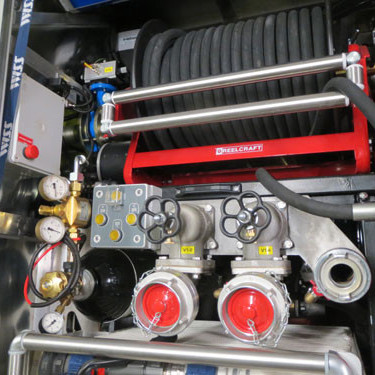 Fremri hægri hliðarskápur, úttök og duftslöngukeflið