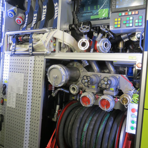 Fremri vinstri hliðarskápur, slöngukefli, handlína og 150 mm soginntak