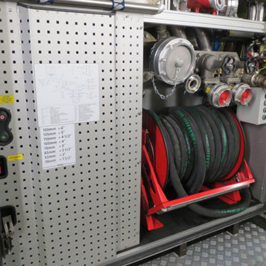 Fremri vinstri hliðarskápur, loftpressa, slöngukefli, handlína og 150 mm soginntak