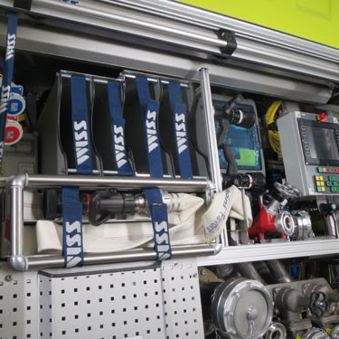 Slöngurekkar í vinstri fremri hliðarskáp og handlína