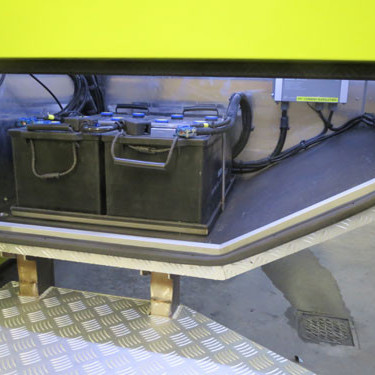 Rafgeymar við Cummingsvél í skáp