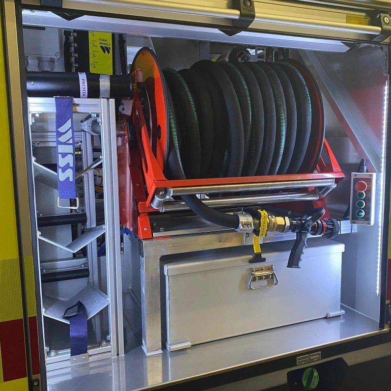 Aftari skápur vinstra megin