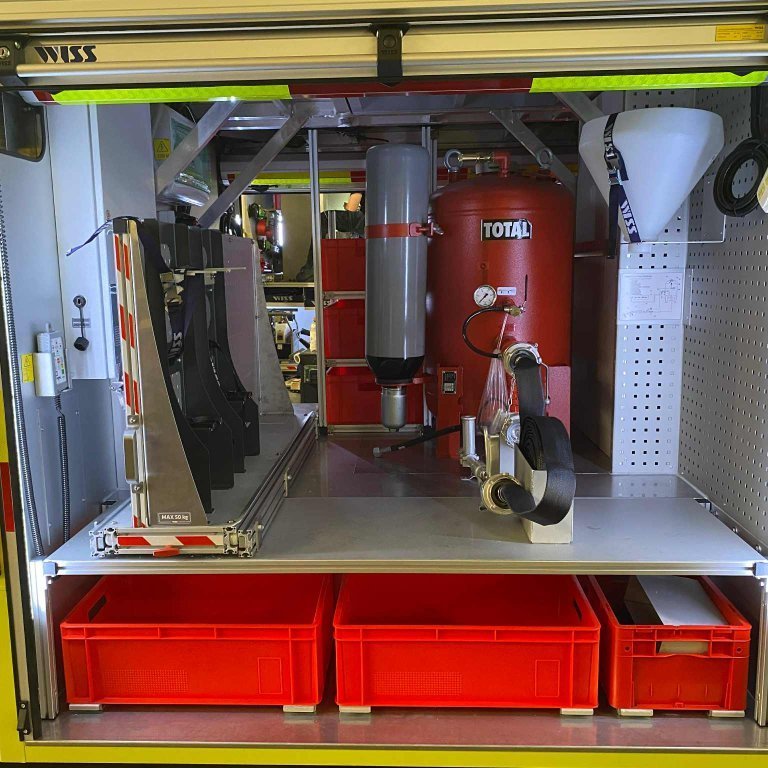 Fremri skápur vinstra megin