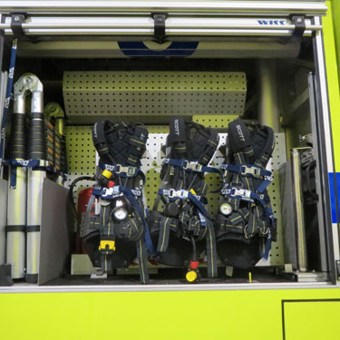 Aftari skápur hægra megin en þar eru m.a. auka reykköfunartæki