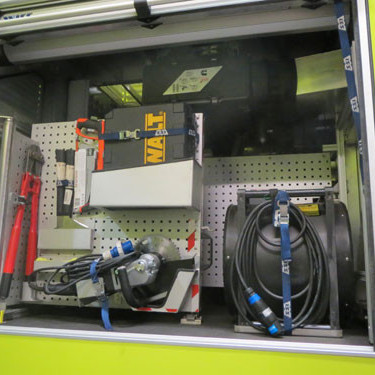 Aftari skápur vinstra megin, ýmis búnaður eins og blásari, tveggja átta sög ofl.