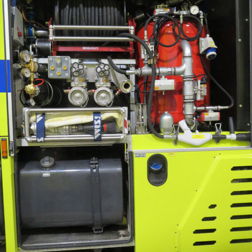 Fremri skápur hægra megin, úttök og dufttankur og svo eldsneytistankurinn