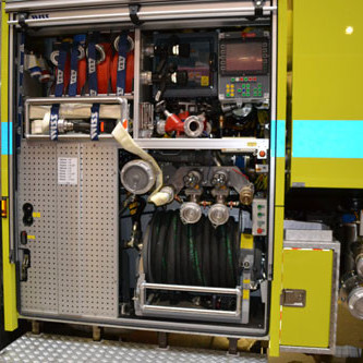 Fremri skápur vinstra megin, úttök, slöngukefli, handlína, CAFS loftpressa og aðgerðaskjár