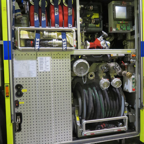 Fremri skápur vinstra megin, úttök, handlínan, loftpressan, slöngukeflið og 150mm soginntakið