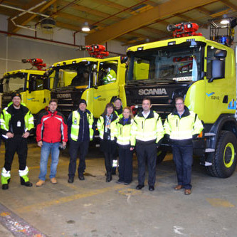 Nýkomnir í skemmu Wiss og Isavia starfsmenn