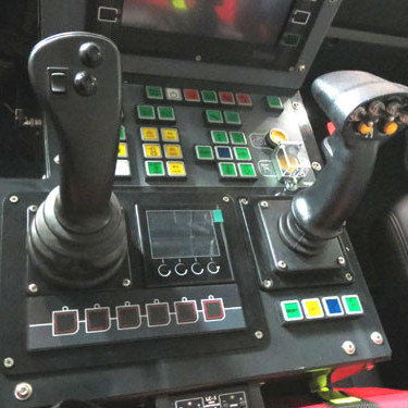 Stýripinnar og stjórnborð í ökumannshúsi