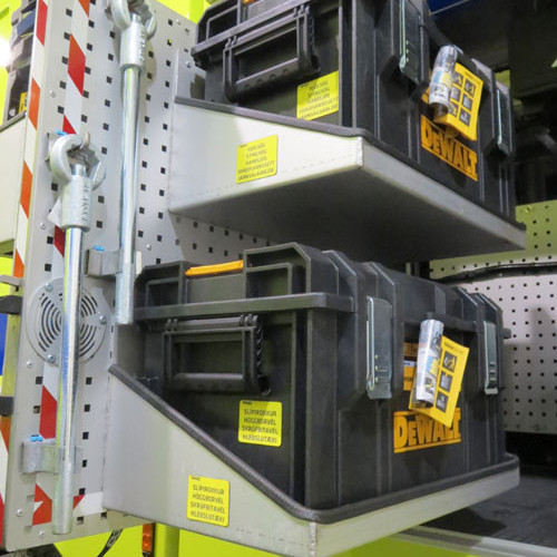 Verkfæri í hillum í aftari skáp vinstra megin