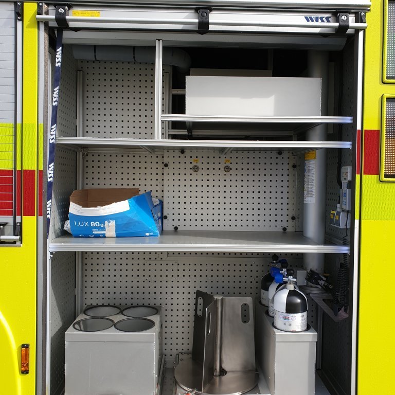 Fyrsti skápur hægra megin megin