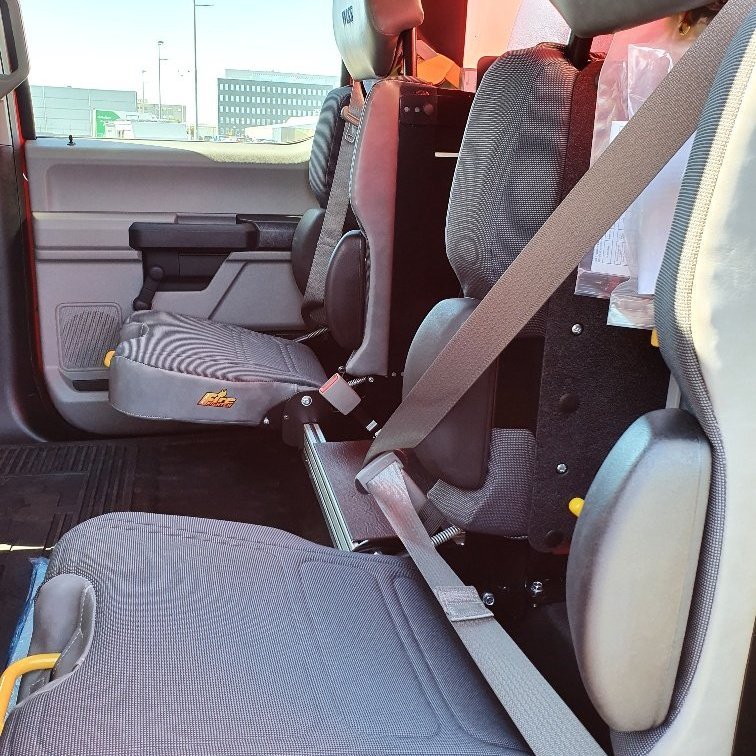 Reykköfunarsæti og festingar fyrir eitt Interspiro reykköfunartæki á milli.