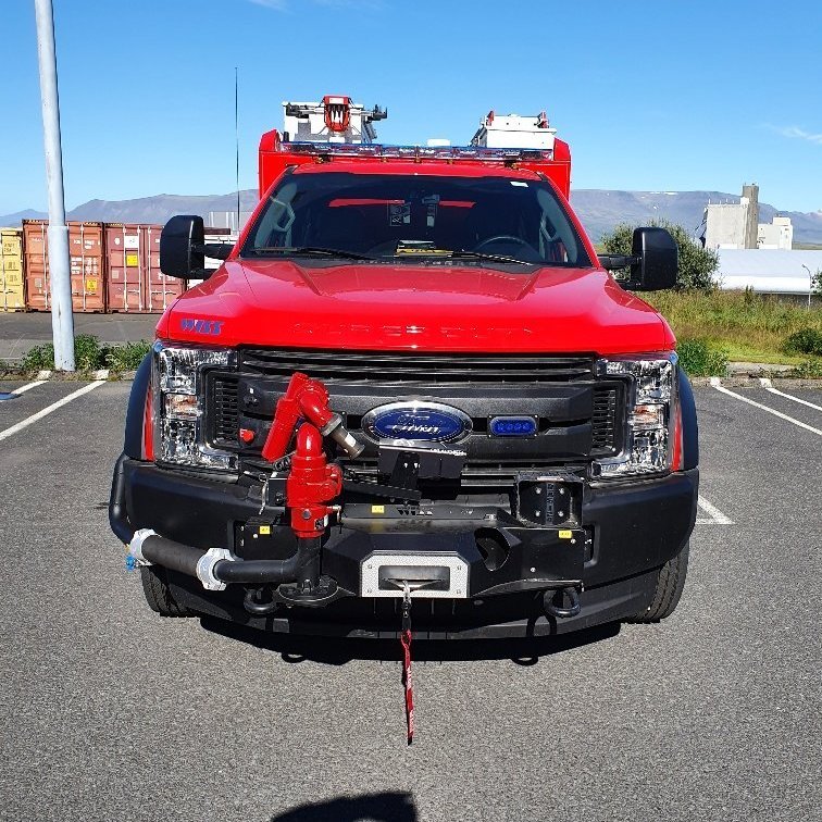 Rafmagnsspil af Warn gerð og Akron Brass 3462úðabyssa stýrt úr ökumannshúsi. Hitamyndavél.