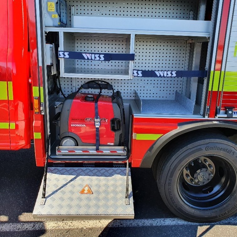 Skápur nr. 1 Hondu rafstöð 3000W. Ljóskastarar ofl.