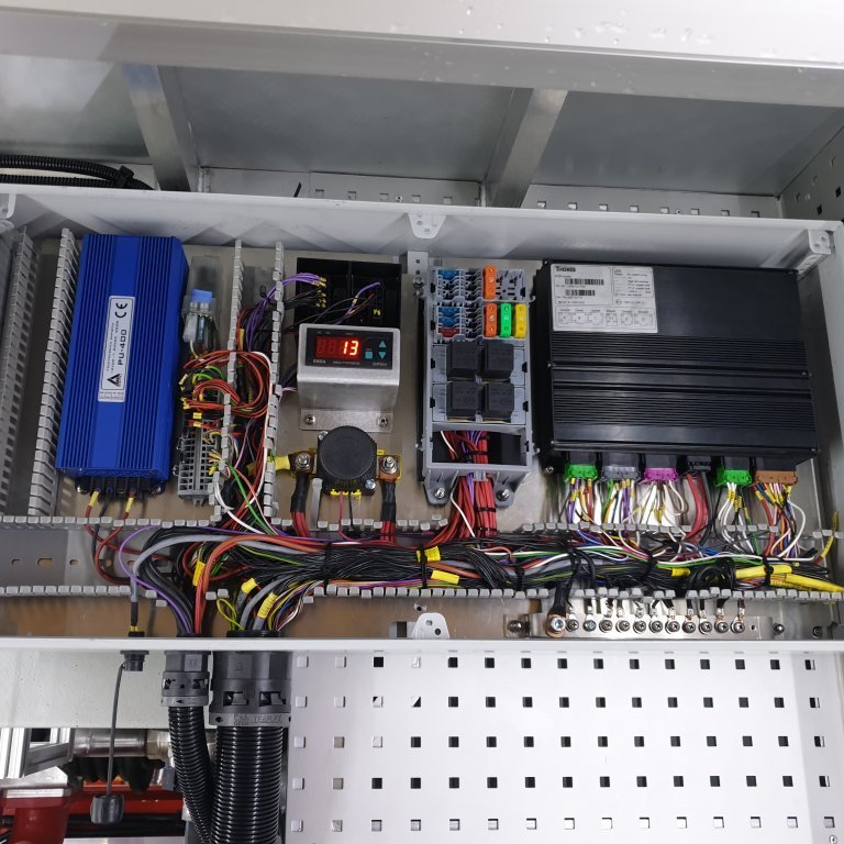 Raf og stýribúnaður í skáp nr. 4