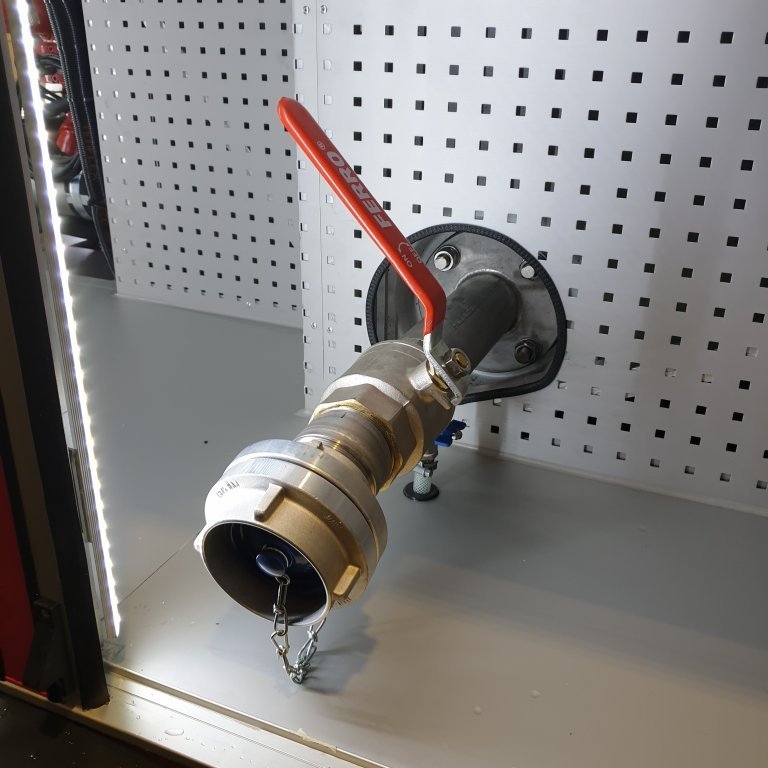 Inntak á vatnstank B75 2.100 l.