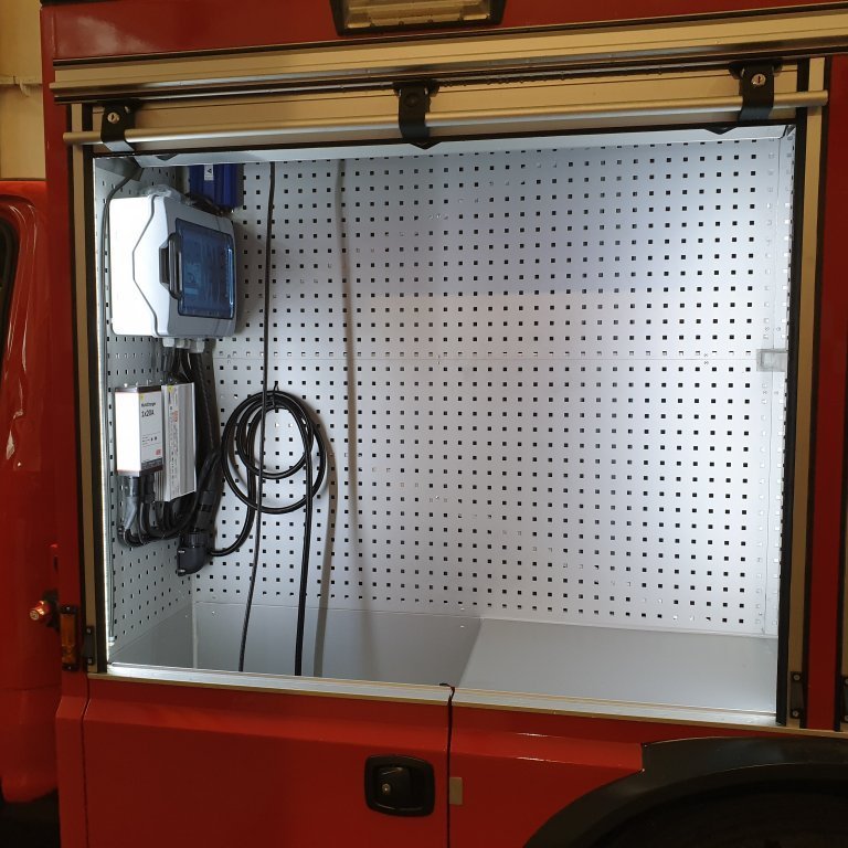 Rafmagnstafla og inverter ásamt straumbreyti í skáp nr. 1