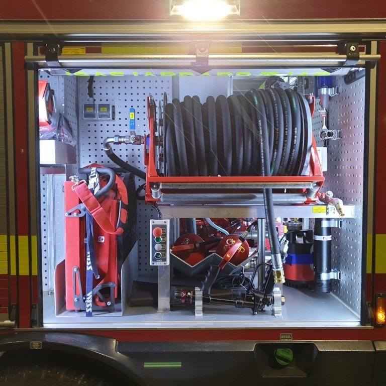 Blowhard blásari og slönguhjól ásamt slökkvitækjum og Mast brunndælu í skáp nr. 2