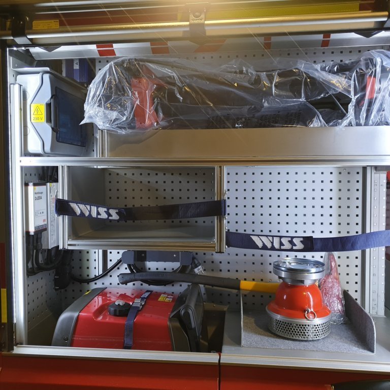 Skápur nr. 1 með Hondu rafstöð og Milvaukee ljóskösturum. A110 sigti m/botnloka og exi