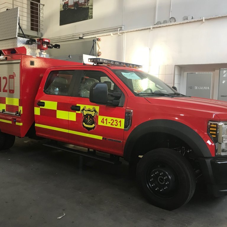 Búið að merkja með merki slökkviliðsins. Battenburg endurskin og númer.