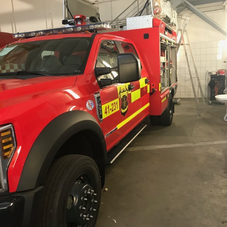 Búið að merkja með merki slökkviliðsins. Battenburg endurskin og númer.