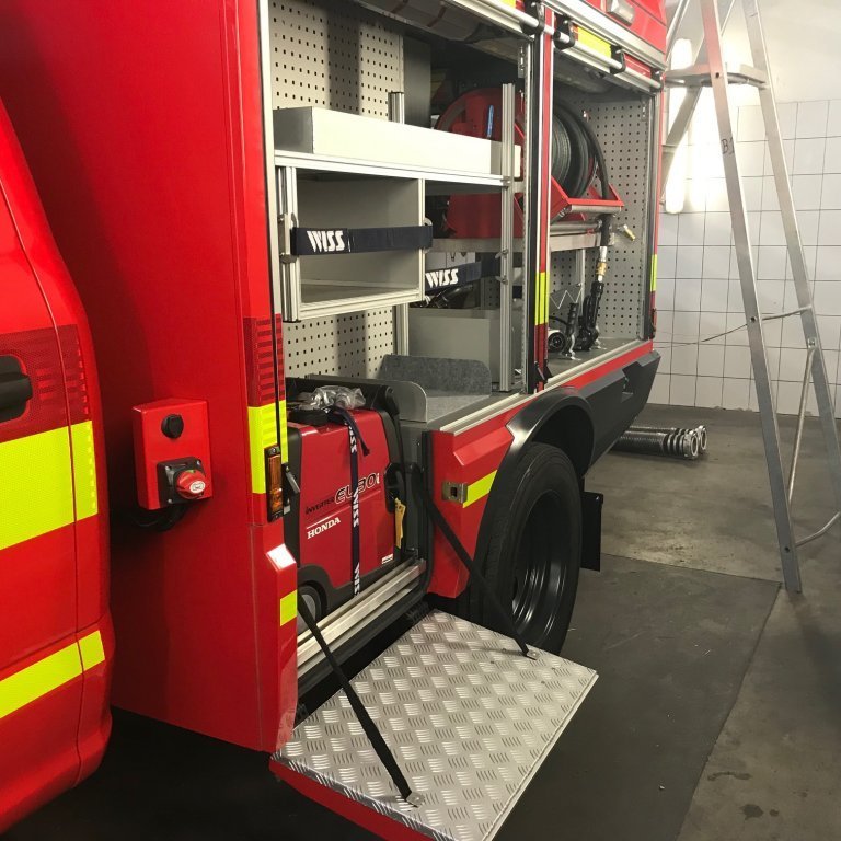 Skápur fyrir rafstöð en hún er á útdraganlegum palli.