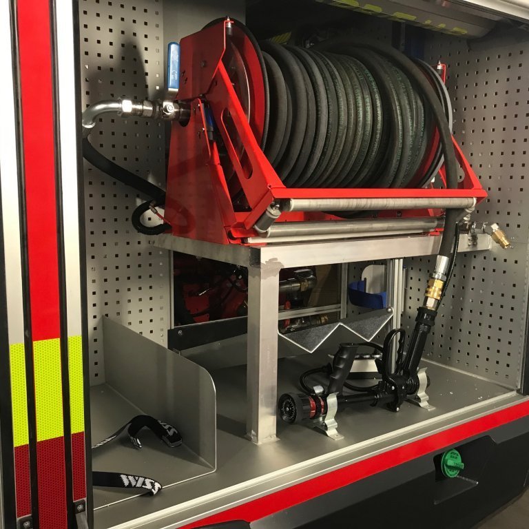 Skápur nr. 2 Pláss fyrir tvö slökkvitæki fyrir neðan slönguhjól