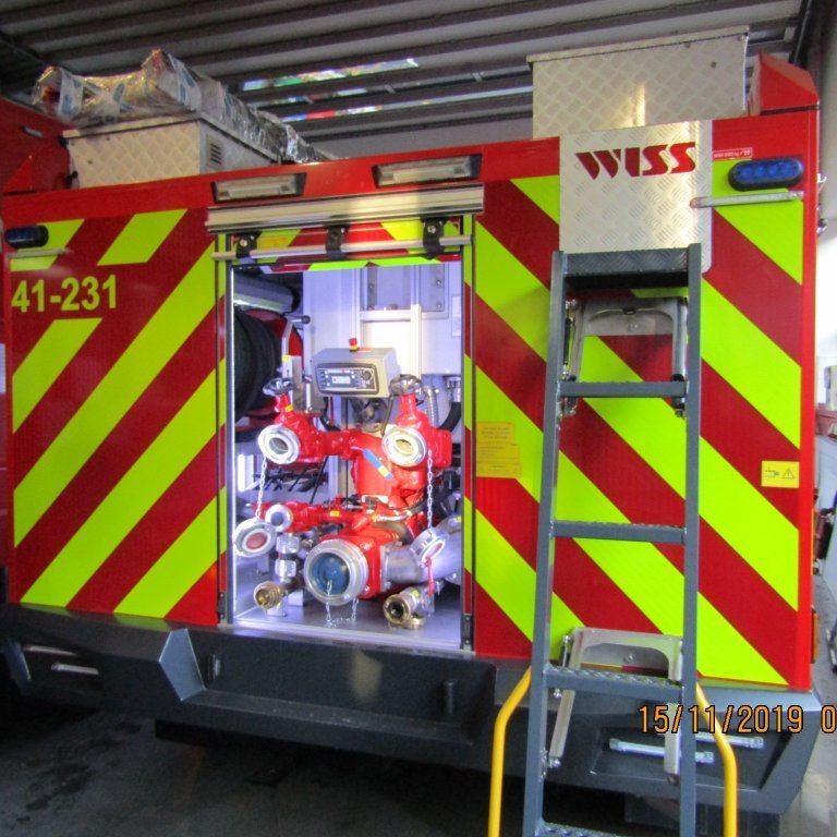 Dæla og stigi upp á þak. sjálflýsandi renndur og nr. bifreiðar. Kassar á þaki.