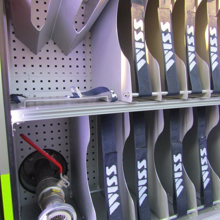 Slöngurekkar og stútafestingar í skáp nr. 5