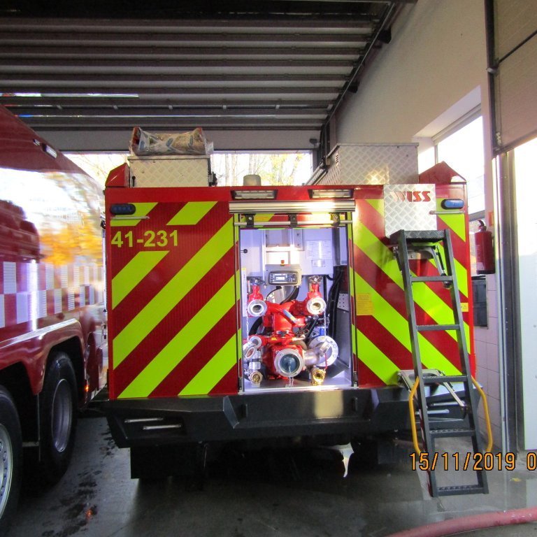 Dæla og stigi upp á þak. sjálflýsandi renndur og nr. bifreiðar. Kassar á þaki.