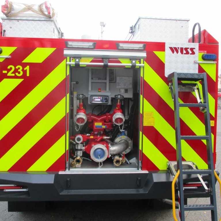 Dæla og stigi upp á þak. sjálflýsandi renndur og nr. bifreiðar. Kassar á þaki.