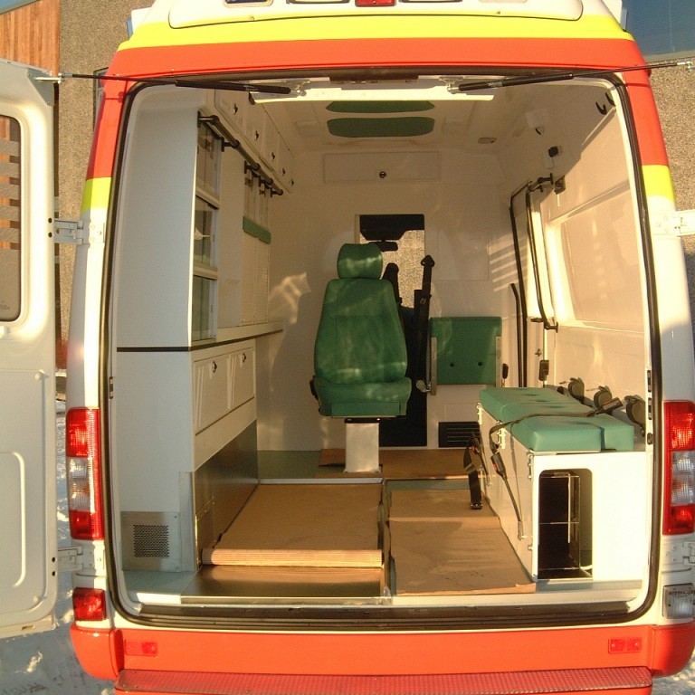 Hilluinnrétting, stóll, bekkur, fellistóll og á gólfi gert ráð fyrir börum