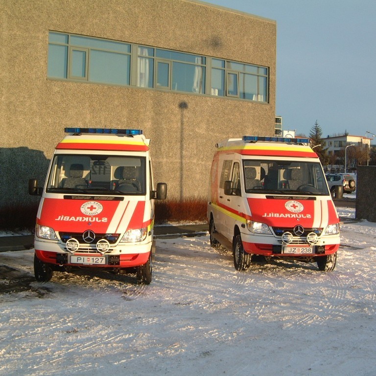 Tvær fyrstu Profile MB Sprinter sjúkrabifreiðarnar hjá Rkí