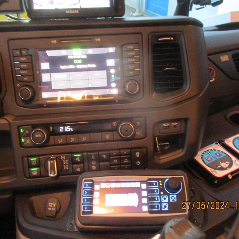 Stýriskjár frammí í