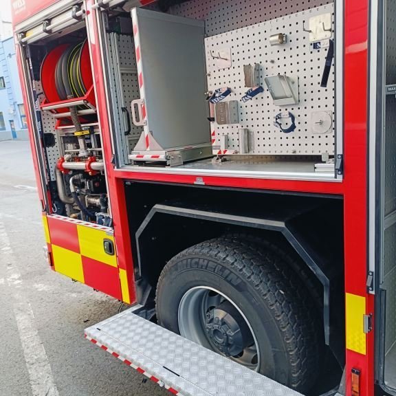 Ástig við miðjuskáp hægra megin