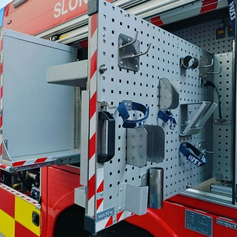 Útdreginn veggur með festingum í miðjuskáp hægra megin